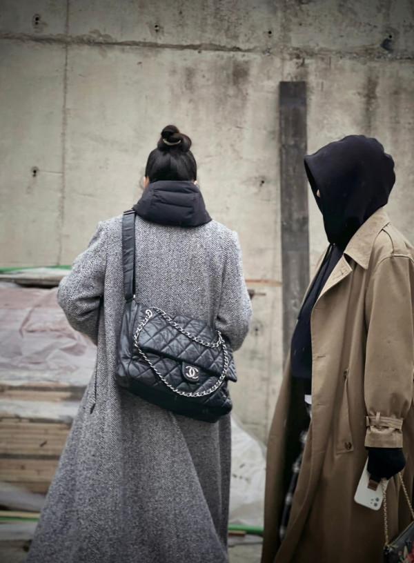 靳東老婆素顏出鏡，長了很多白髮也不染，穿搭低調氣質卻挺高階