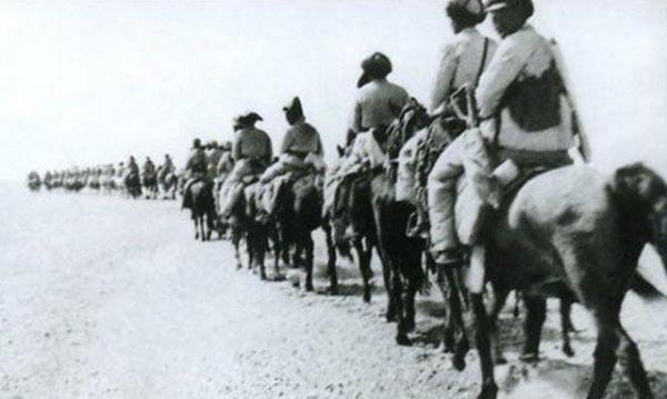 烏斯滿的最後時刻:戴著沉重的腳鐐,每天利用放風的機會祈禱 烏斯滿的最後時刻:戴著沉重的腳鐐,每天利用放風的機會祈禱