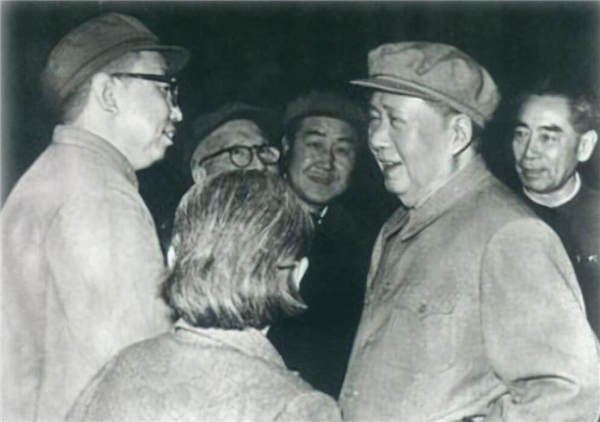 毛主席晚年迷上看電影，中央借來李小龍電影，邵逸夫卻異常緊張