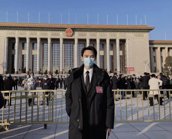 文代會明星拍合照，靳東侯鴻亮單獨同框，沈騰為露臉偷偷踮腳