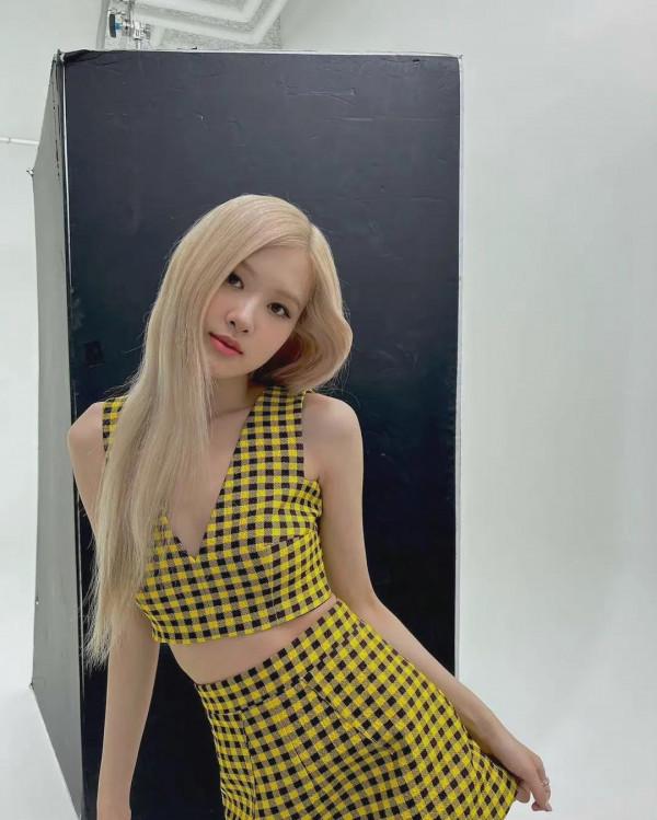 BLACKPINK樸彩英舞臺定妝造勢，金髮女郎魅力四射