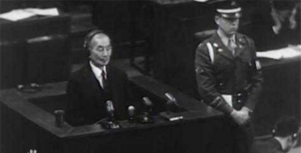 1945年，一位國軍官員帶著十億現金來投靠我軍，他什麼來頭？