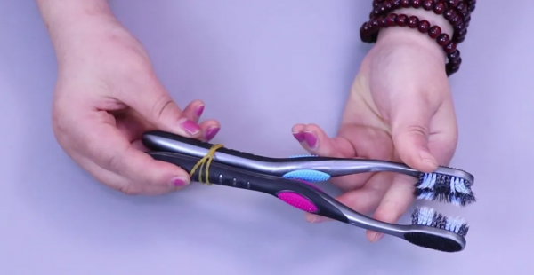 拿兩個舊牙刷綁在一起，放在廚房竟如此實用，千家萬戶都能用到