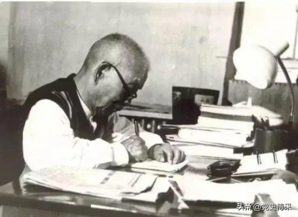 雲南籍開國中將，榮獲四枚一級勳章，左眼失明晚年手拿放大鏡撰寫回憶錄