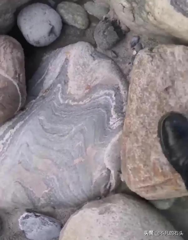 雲南徐先生凌晨四點出發撿石，發現了一塊奇石像《山水畫》