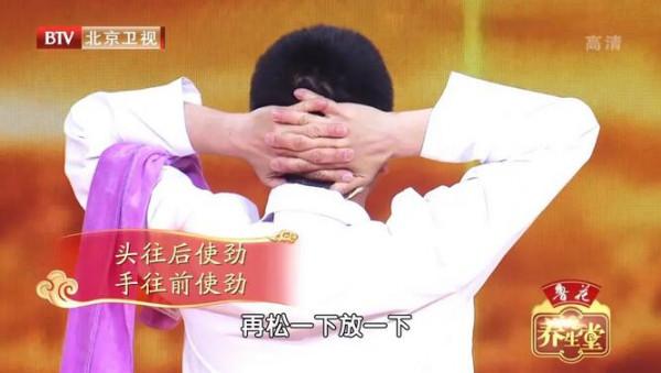 一條毛巾就能鍛鍊背肌,趕緊學起來吧 一條毛巾就能鍛鍊背肌,趕緊學起來吧