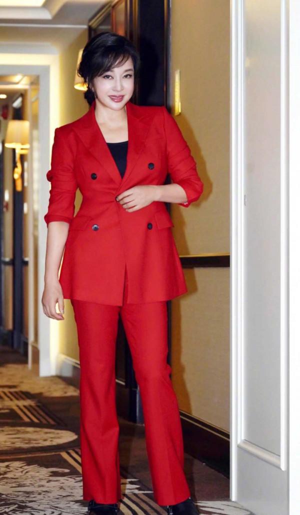 劉曉慶和陳沖同框，一紅一黑同臺爭豔，相差8歲氣質不相上下