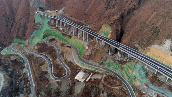 海拔高度差1900米，中國斥230億打造雲端天路，老外：太逆天了