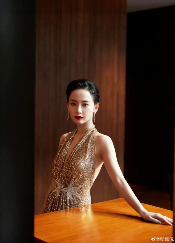 金燦燦的張嘉倪