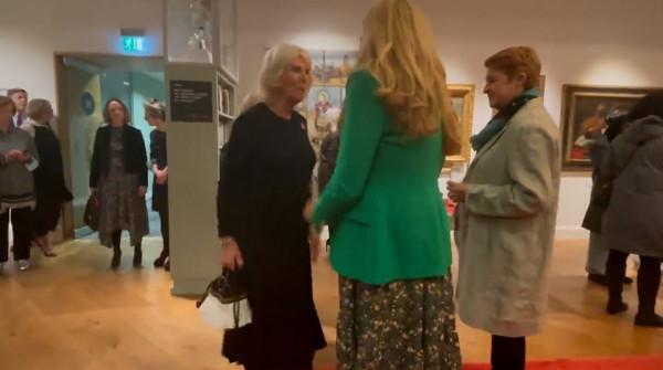 英國第一夫人挺大肚亮相！碎花裙配綠西裝藏8個月孕肚，變美好多