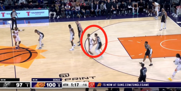 分差被馬刺縮小到1比分後,保羅用一手勢指揮太陽連拿12分鎖定勝局