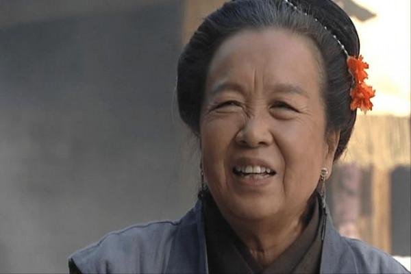 因容嬤嬤一角走紅，被稱為&quot;童年陰影&quot;的老戲骨李明啟，現狀如何？