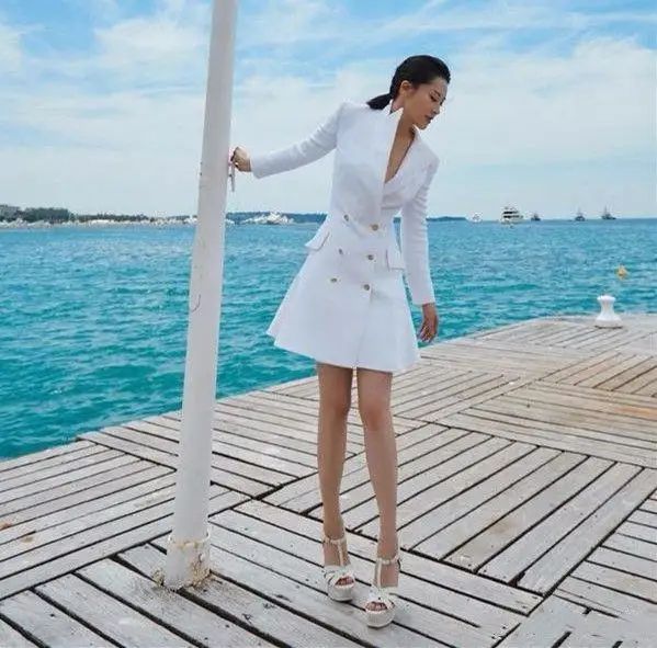 許晴50歲還扮嫩就算了，把自己的腿p得像竹竿，未修圖狠狠打臉