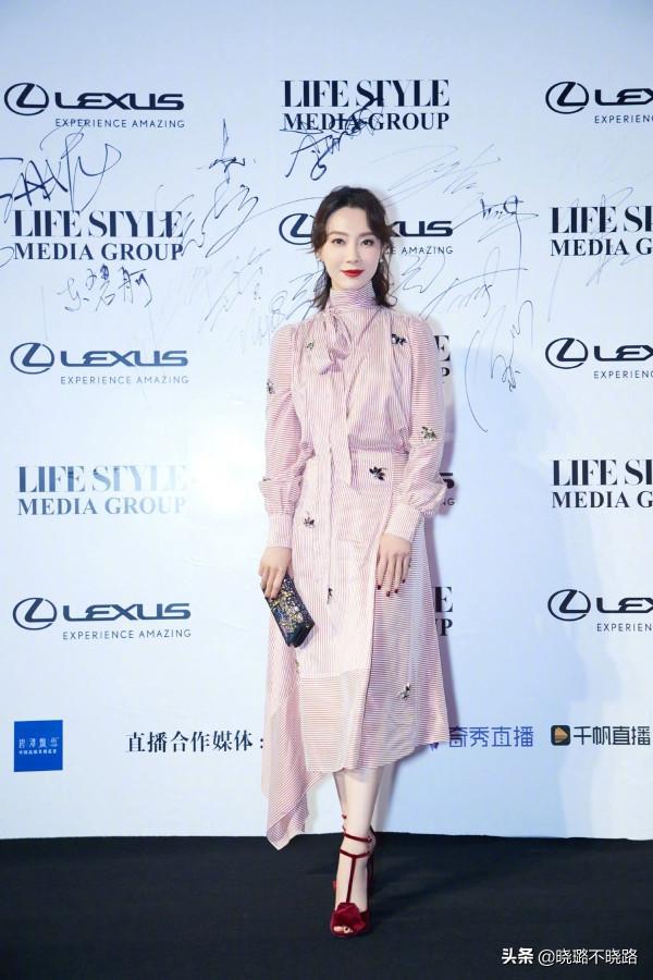 女人過了40歲，少穿“衛衣+牛仔褲”！學陳數這樣搭，美得真優雅