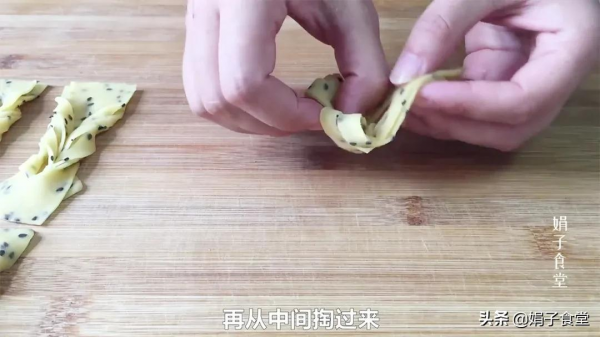 北方特色炸麻葉，教你3種花形，酥脆可口，越嚼越香，過年都愛吃