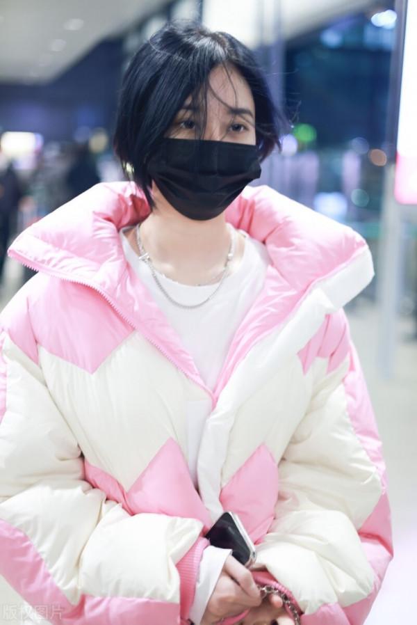 徐藝洋穿粉色拼色羽絨服搭配牛仔褲，腳踩白色運動鞋可愛青春