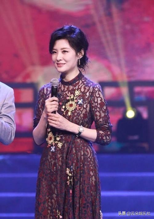 周濤51歲穿老年裙，71歲的潘迎紫，穿粉色v領的裙子