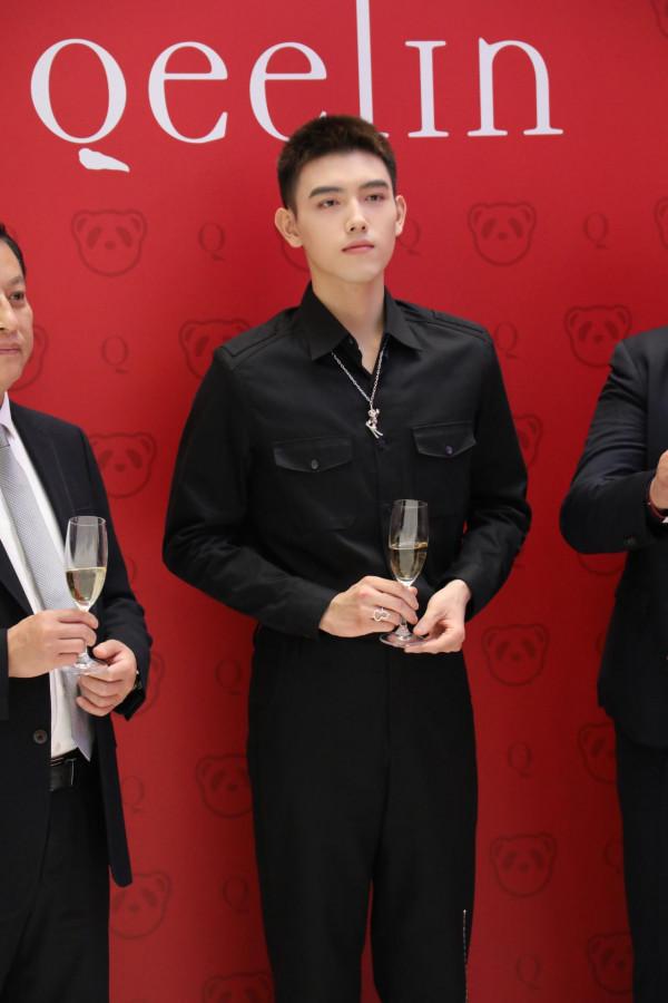 陳飛宇短寸頭搭配黑色襯衫出席某珠寶品牌活動，生圖太能打了