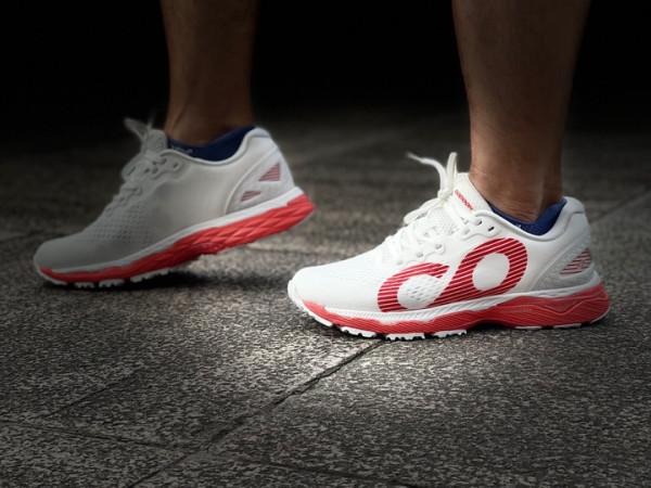 咕咚智慧跑鞋21K馭風體驗 緩震媲美亞瑟士 軟彈媲美李寧䨻