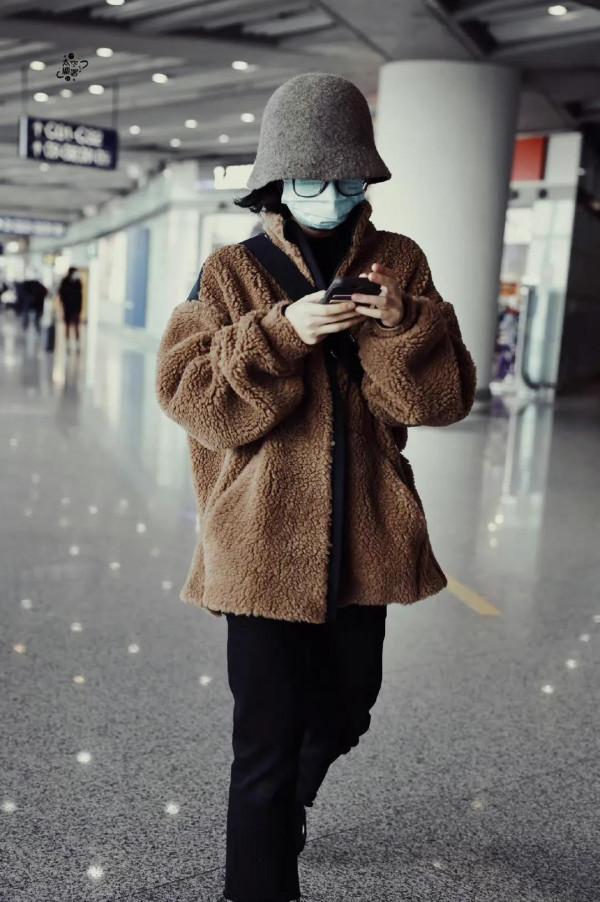 張子楓私服，身穿咖啡色抓絨外套搭毛呢盆帽，暖色調訴說冬日溫柔