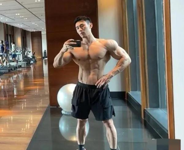 一米八的健身冠軍,肌肉確實不一般.... 一米八的健身冠軍,肌肉確實不一般....