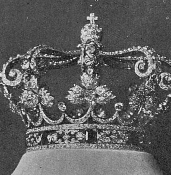 萊蒂齊亞王后壕氣了，一口氣戴三個古董首飾亮相，厲害了