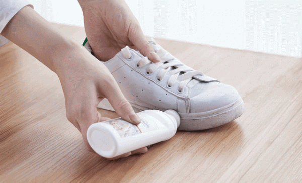 小白鞋變小髒鞋不要慌，教你幾種有效的方法，幾分鐘就能搞定