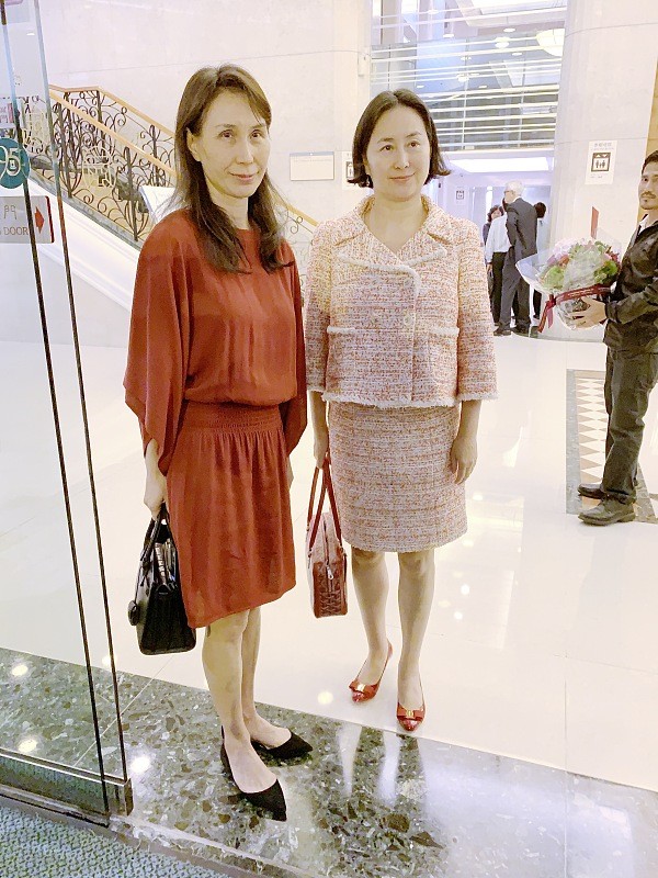 何超瓊真的很有範,穿一身粉色挺高階,一群人合照也很惹眼 何超瓊真的很有範,穿一身粉色挺高階,一群人合照也很惹眼