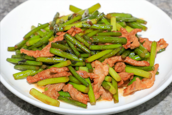 炒瘦肉好吃有竅門，大廚教你2招，瘦肉鮮嫩多汁，不柴不硬也不腥