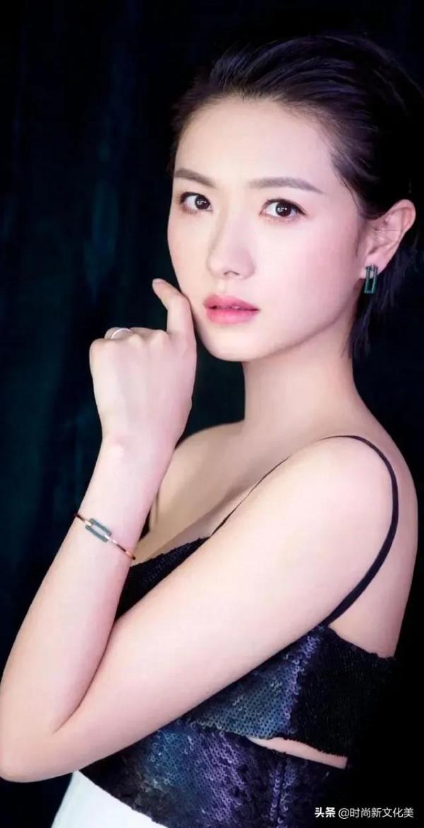 萬茜，人淡如菊，自帶風情閒看花開花落，坐待雲捲雲舒