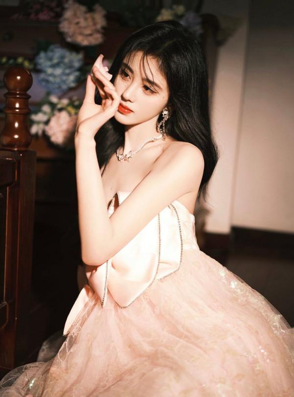 鞠婧禕現身芒果年貨節 粉色蝴蝶結娃娃裙典雅精緻