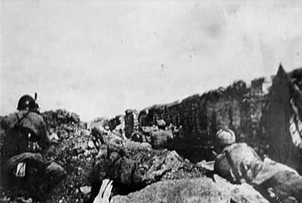 濰縣城牆厚6米，許世友炮擊14天未果，小兵獻出妙策：用竹竿破城