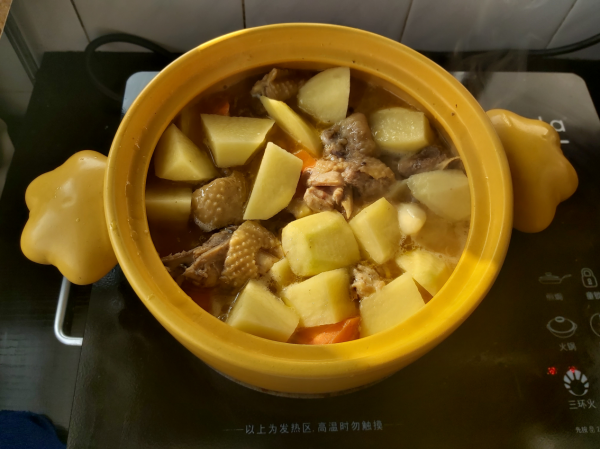 奧爾良砂鍋雞煲，味道濃郁鮮香，自己做乾淨衛生還省錢