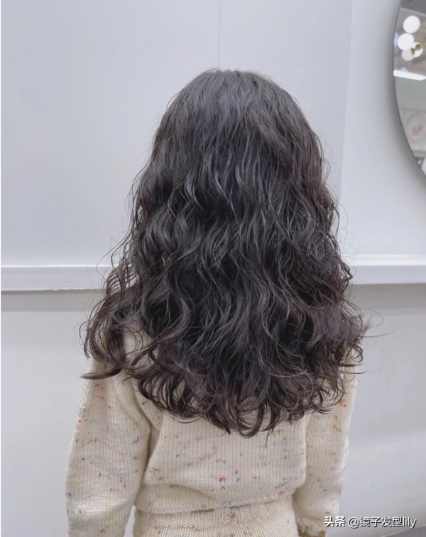 年底什麼髮型比較火？小卷大卷內扣髮型不能少，瘦臉時尚顏值高