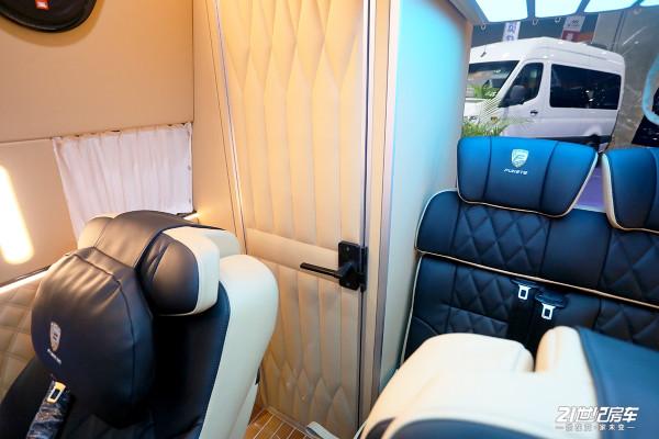 體現一車商旅兩用性，配置功能豐富！福客特黑騎士總裁版房車