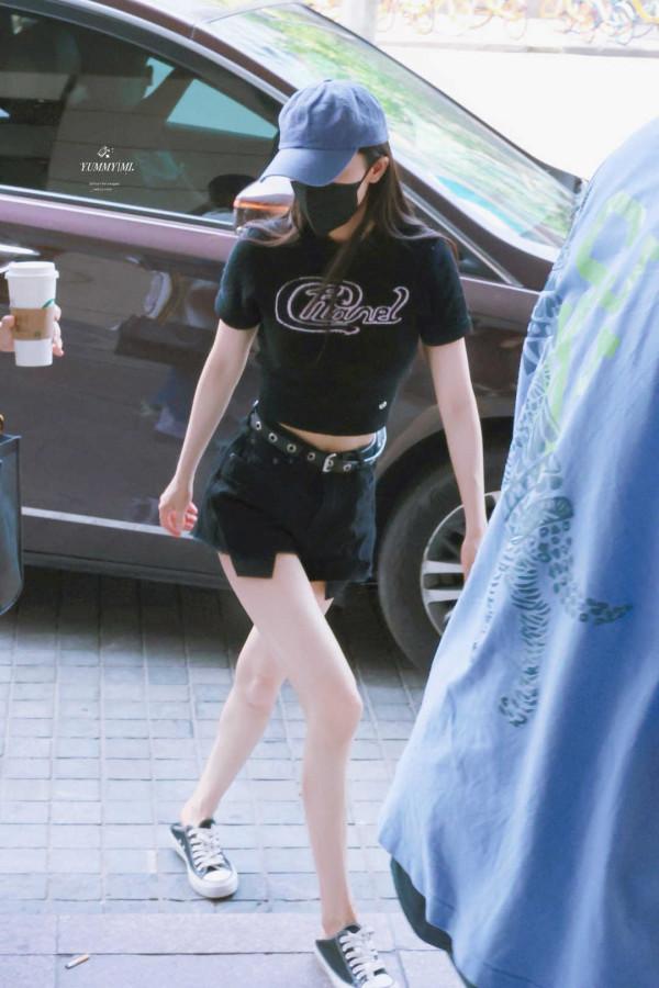 楊冪這身材沒誰了，一身格紋連衣裙搭配小高跟鞋，漫畫腿很吸睛