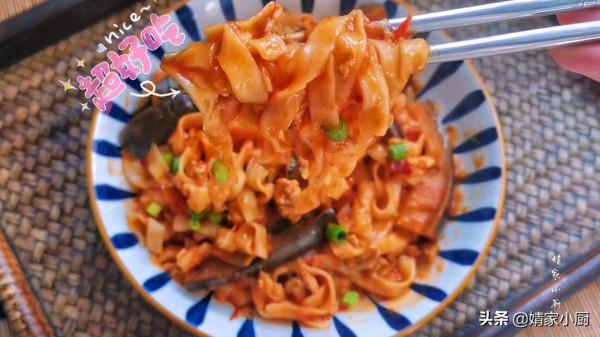 家常版茄子燜面，1分鐘學會，味道絕對一流，一鍋不夠吃