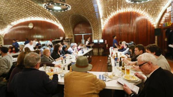 2萬個生蠔才出一顆珠：美女子吃到罕見生蠔珠，價值究竟有多高？