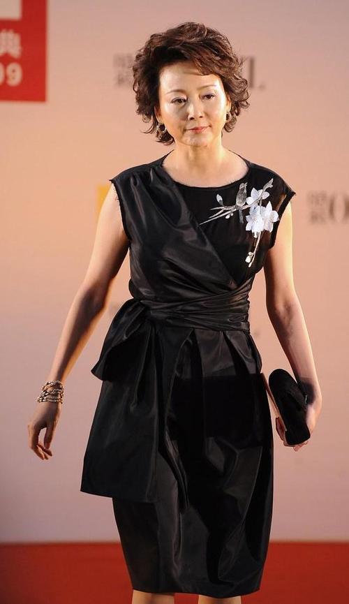張瑜活成了50後的驕傲，一襲黑色裹身連衣裙端莊穩重，氣質感滿分