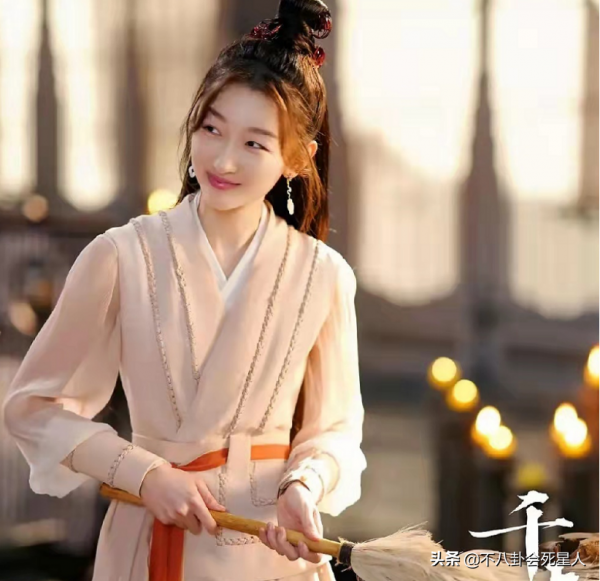 鞠婧禕古裝新劇成正面例子，頭套、妝發不敷衍，其餘劇組趕快學