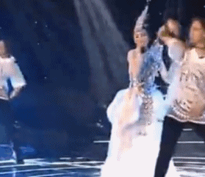 21歲爆紅後走出國門，假唱風波後跌落神壇，薩頂頂到底經歷了什麼