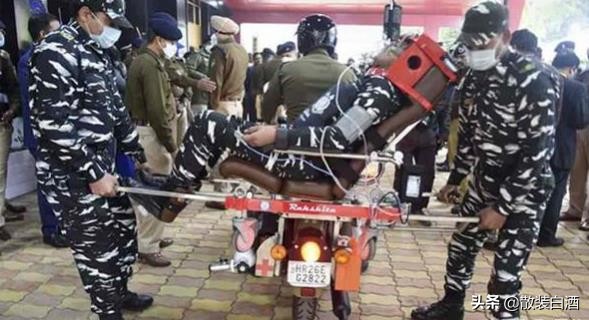 印軍摩托車又出新用途：後座加一個躺椅，瞬間變成小型單人救護車