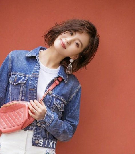 劉詩詩換了摩卡波波頭，氣質都變洋氣了，穿牛仔外套配短裙美嗎？