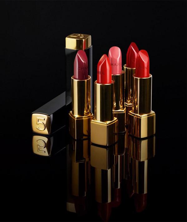 致敬百年傳奇N°5 香水，CHANEL 呈獻金燦2021聖誕限量彩妝系列