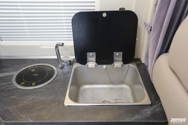 年輕人的第一臺Vanlife露營車,定製車漆+黑化套件,帥氣 年輕人的第一臺Vanlife露營車,定製車漆+黑化套件,帥氣