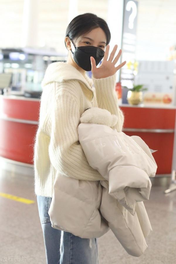 陳小紜穿奶白色拉鍊毛衣搭配牛仔褲，溫溫柔柔純欲氣質