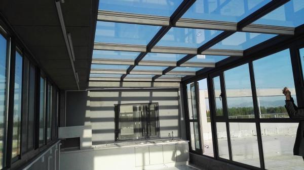 朋友機智,頂樓露臺只封兩邊中間裝伸縮式玻璃門,不算違建了吧? 朋友機智,頂樓露臺只封兩邊中間裝伸縮式玻璃門,不算違建了吧?