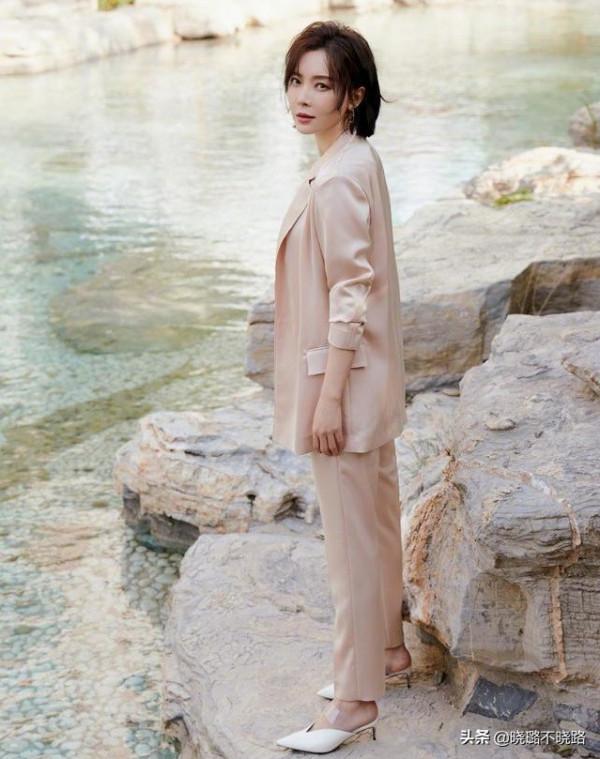 陳數帶火了一種穿法，叫“西裝+煙管褲”，很適合四五十歲的女人