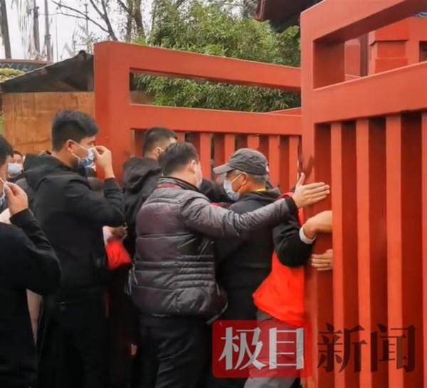 河南一景區免票首日大批遊客“衝關”入園,險些發生踩踏事故 河南一景區免票首日大批遊客“衝關”入園,險些發生踩踏事故