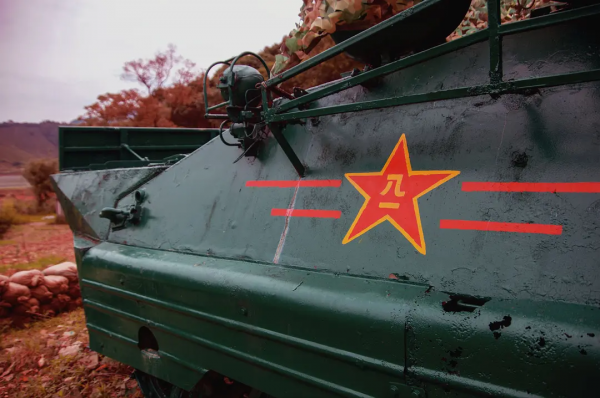 深山裡的廢棄坦克墳場探索 深山裡的廢棄坦克墳場探索